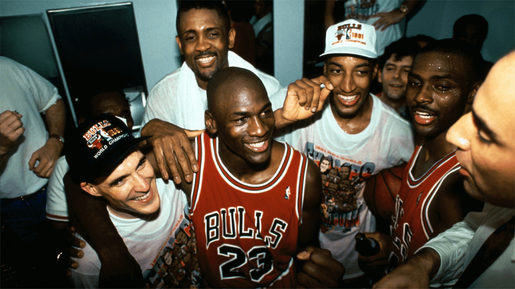 MJ y sus compañeros en el vestuario.
